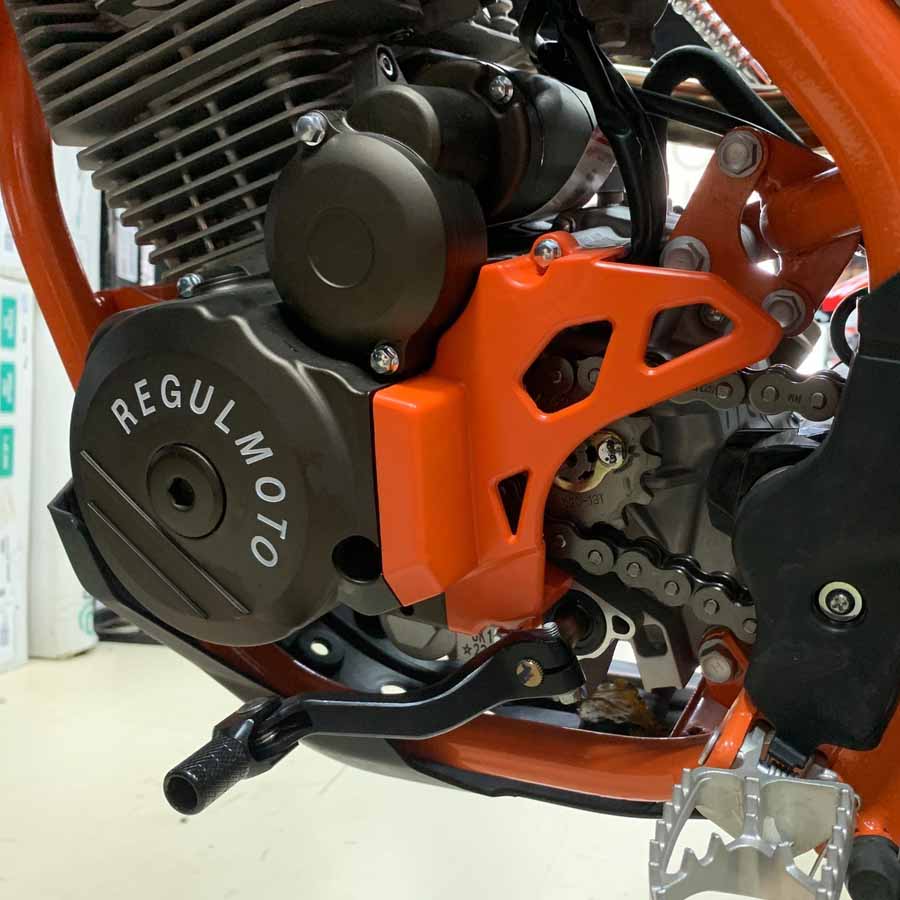 Защита крышки ведущей звезды двиг. ZS172FMM-5 / PR / пластик / RegulMoto 