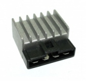 Регулятор напряжения Suzuki AD50 ( фишки в один ряд) SM